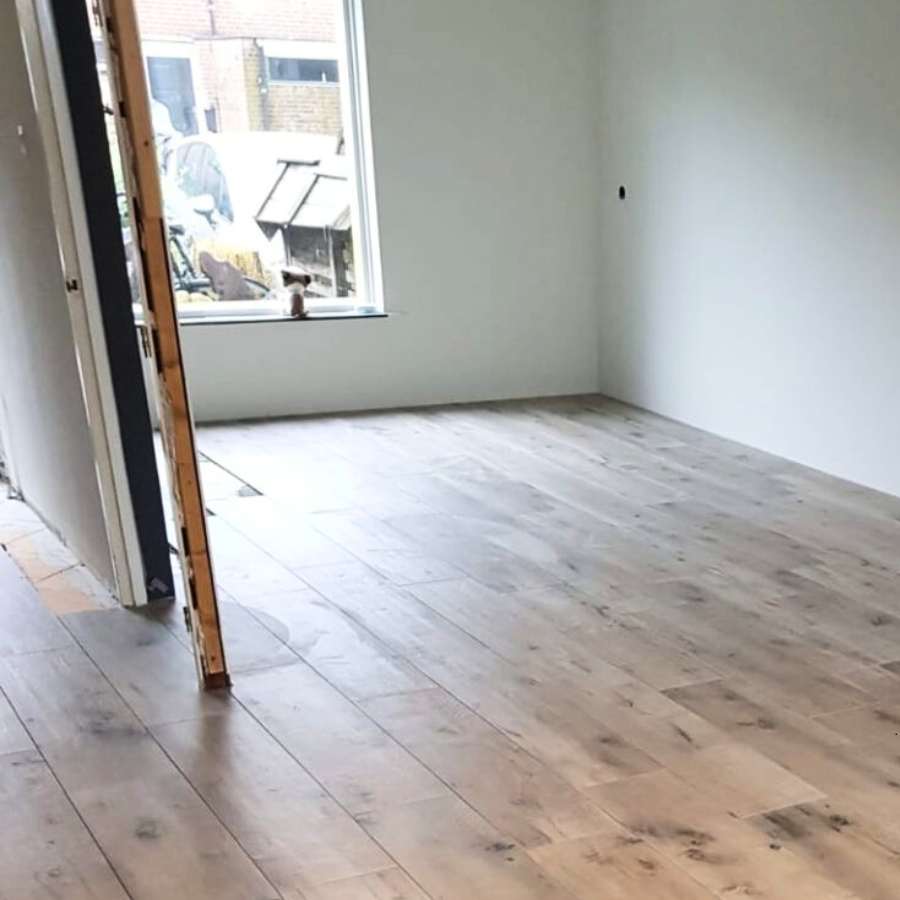 houten vloer in woonkamer